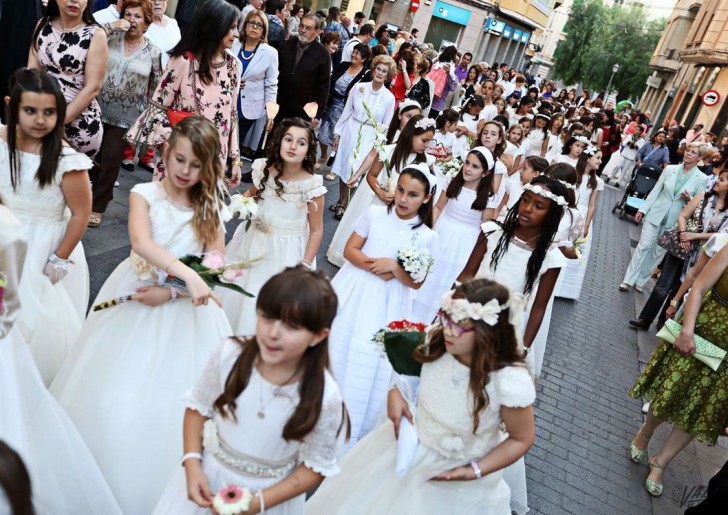 Cientos de fieles celebran en Elda el Corpus Christi - Valle de Elda