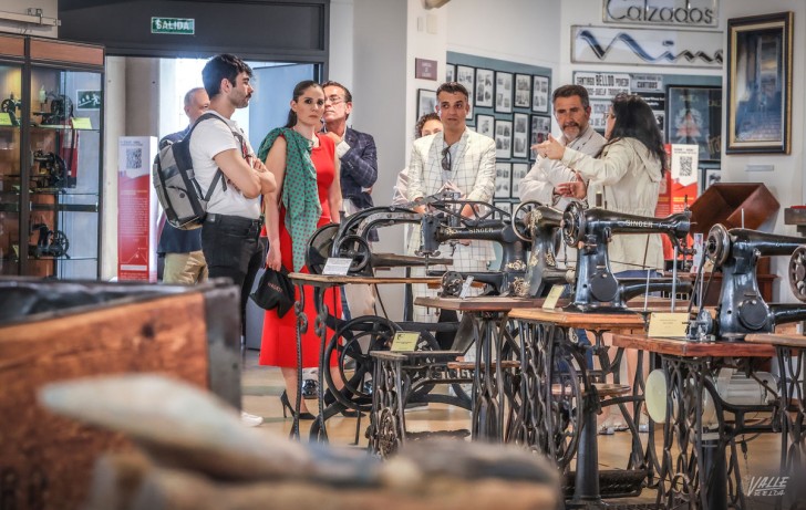 Diana Navarro and Alejandro Vera donate their shoes to the Footwear Museum after triumphing with “In a strange land”