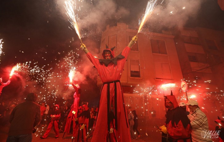 Un espectáculo visual del Correfoc pone el punto final a las Fiestas ...