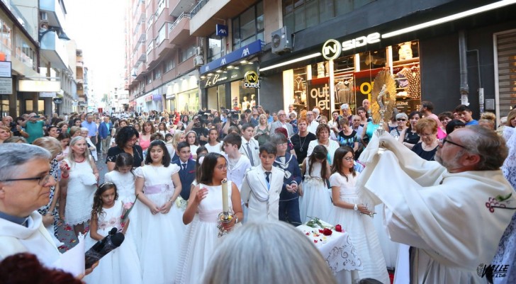 El Corpus Christi reúne a cientos de personas en Elda - Valle de Elda