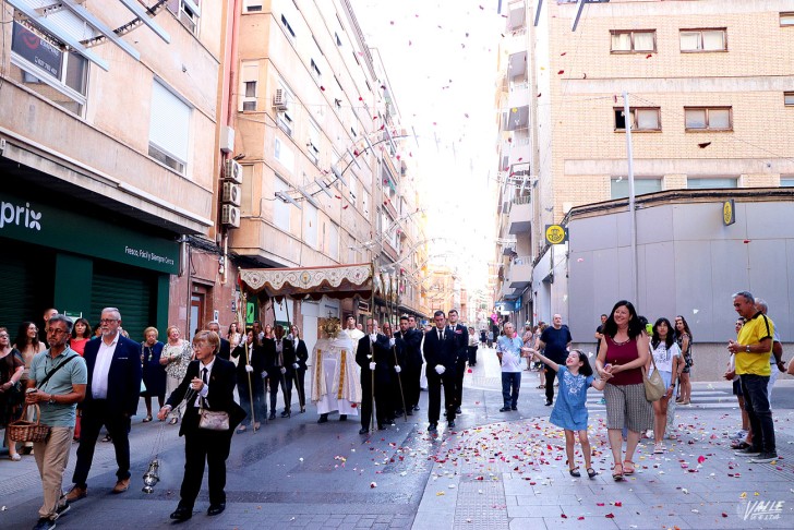 El Corpus Christi vuelve a reunir a cientos de personas en Elda - Valle ...