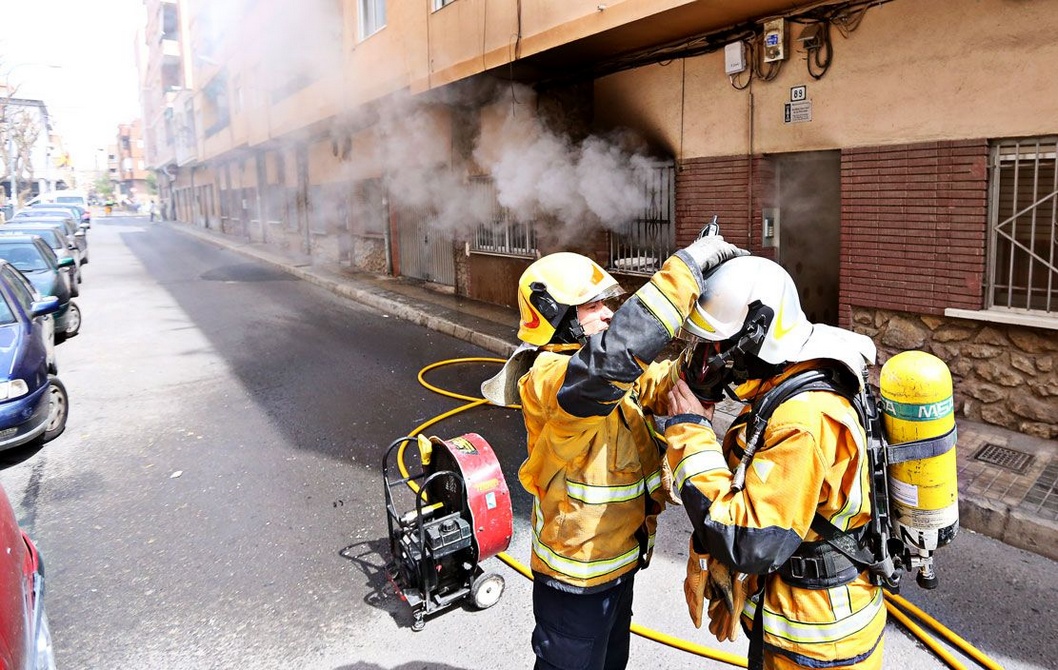 Un Incendio Originado En El Entresuelo De Un Edificio Obliga A ...